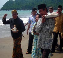 Berharap Tangkapan Banyak, Nelayan Larung Hirip-hirip